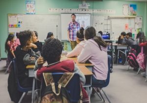 Kerugian Menyekolahkan Anak Terlalu Dini