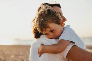 Mengapa Orangtua Tidak Boleh Membantu Seluruh Kesulitan Anak?
